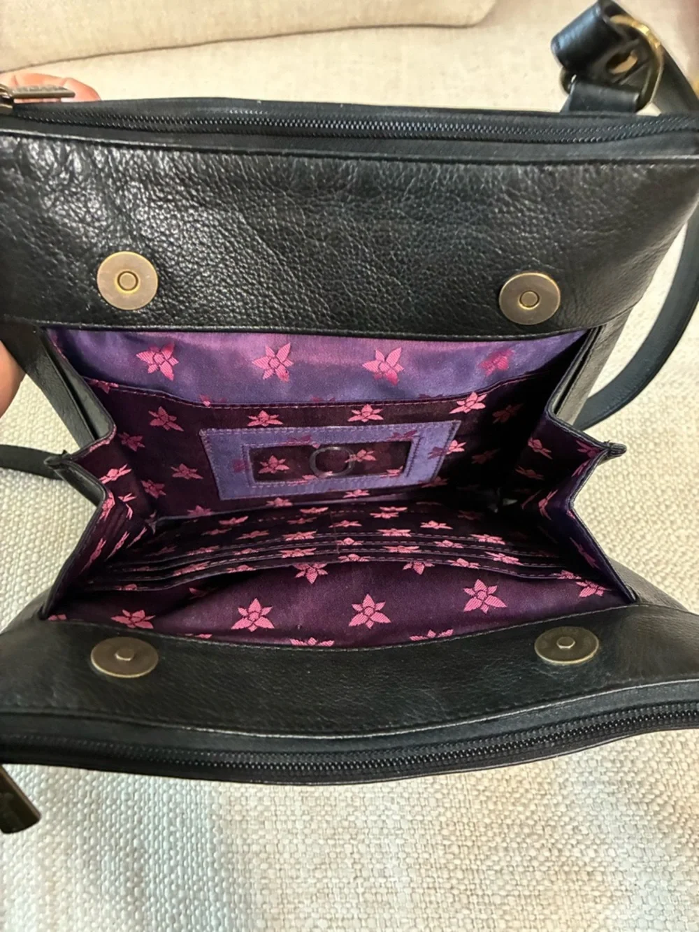 Anuschka EUC Leather Crossbody
Tuscan Paradise Black
Medium Hand Painted Bag - Picture 8 of 16
